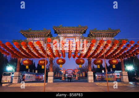 Decorazioni a un tempio Fair al tempio Donyue durante il Nuovo Anno Cinese Festival di Primavera, Pechino, Cina Foto Stock