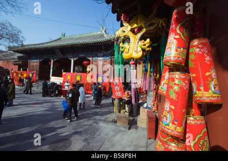 Decorazioni a un tempio Fair al tempio Donyue durante il Nuovo Anno Cinese Festival di Primavera, Pechino, Cina Foto Stock