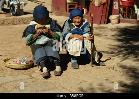 Naxi donne anziane Lijiang Yunnan Cina Asia Foto Stock