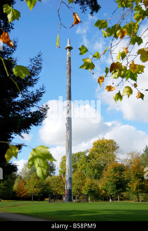 Il Totem Pole in autunno, la valle di giardini, Windsor Great Park, Virginia Water, Surrey, England, Regno Unito Foto Stock