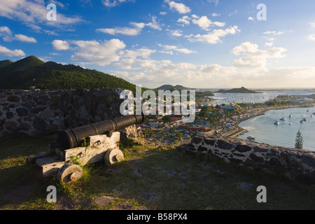 Vista in elevazione al di sopra della cittadina francese di Marigot da Fort St. Louis, San Martino, Isole Sottovento, West Indies, dei Caraibi Foto Stock