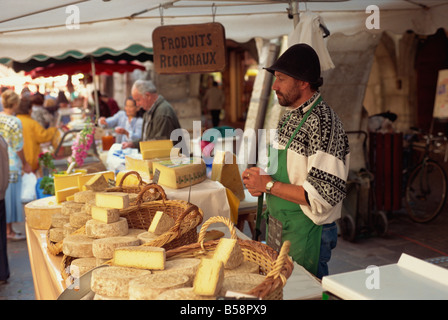 Pressione di stallo di formaggio al mercato Annecy Haute Savoie Francia Europa Foto Stock