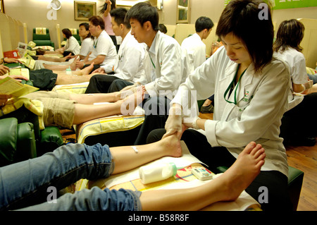 Massaggio ai piedi basata su piatti tradizionali cinesi di agopuntura. il cui fulcro è il piede, Taipei, Taiwan, Repubblica di Cina Foto Stock