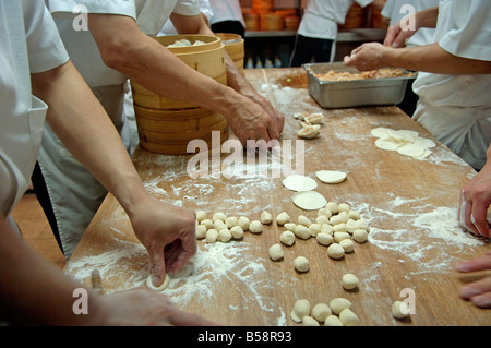 Rendere i ravioli cinesi (dim sum), Taipei, Taiwan, Repubblica di Cina Foto Stock