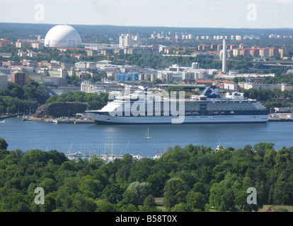 Vista dall'isola di Djurgården verso Södermalm con der Globe Arena di Stoccolma Foto Stock