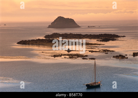 Lampaul Bay in serata isola di Ouessant Finistere Bretagna Francia Europa Foto Stock