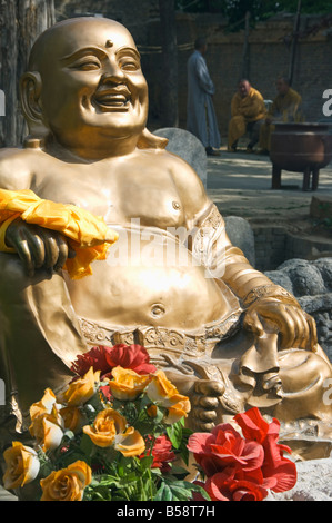 Un Dorato statua del Buddha al Tempio Shaolin, luogo di nascita del Kung Fu arti marziali Shaolin, nella provincia di Henan, Cina Foto Stock