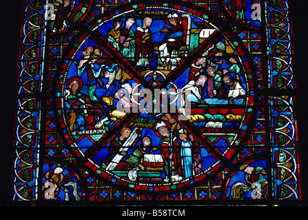 Finestra di vetro colorato di Les Reliques de Saint Etienne, la Cattedrale di St Etienne, Bourges, Berry, centro, Francia Foto Stock