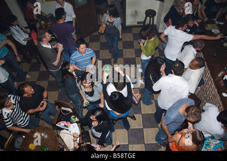Barra di Pechino di scena a Shooters Bar di Sanlitun a Pechino, Cina Foto Stock
