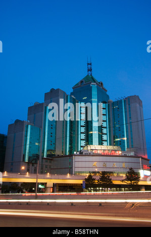 Auto sentieri di luce e di moderni edifici vicino Pechino stazione ferroviaria nord, Xizhimen District, Pechino, Cina Foto Stock