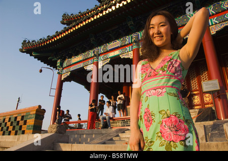 Giovani cinesi modello a padiglione Wanchun tutto il tempo di primavera Padiglione nel Parco Jingshan Pechino Cina Asia Foto Stock