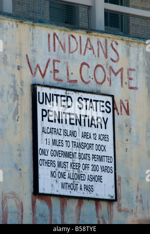 Sign on Alcatraz con graffiti indiani Benvenuti Foto Stock