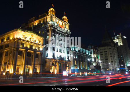 Auto sentieri di luce e di edifici illuminati sul Bund, Shanghai, Cina Foto Stock