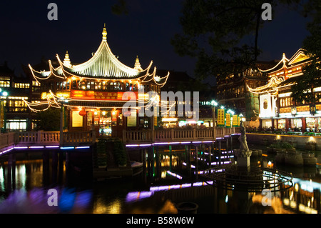 Il Giardino di Yuyuan Bazar edifici fondata dalla dinastia Ming Pan famiglia illuminata nella vecchia città cinese District, Shanghai, Cina Foto Stock