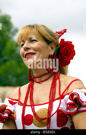 Bella bionda di mezza età donna spagnola in costume tradizionale a Fuengirola Feria, Andalucia, Costa del Sol, Spagna, Foto Stock