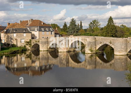 Ponte sul Fiume Gartempe in corrispondenza di Saint-Savin sur Gartempe, Vienne, Poitou-Charentes, Francia, Europa Foto Stock