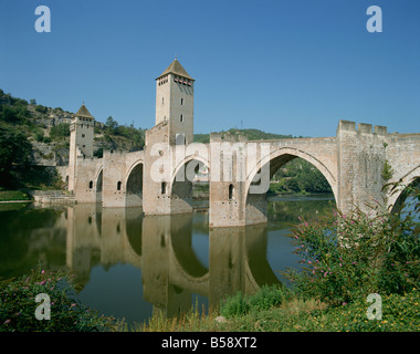 Riflessioni del Porto Valentre attraverso il fiume Lot a Cahors, in Dordogna valle del Lot, Midi Pirenei, Francia Foto Stock