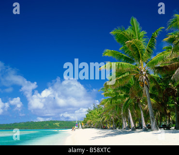 I turisti sulla spiaggia di Aitutaki nelle isole Cook Polinesia Isole del Pacifico Pacific Foto Stock