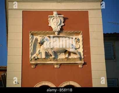 Close-up di veneziano leone alato, clock tower, Rovigno, Croazia, Europa Foto Stock