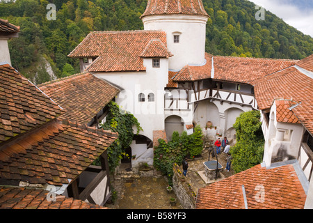 Bran Transilvania Romania Europa Dracula s castello rosso sui tetti della città intorno al cortile interno Foto Stock