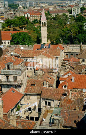 Skyline di case con i tetti di tegole e il palazzo di Diocleziano nella città vecchia, guardando a Nord al Golden Gate, Split, Dalmazia, Croazia Foto Stock