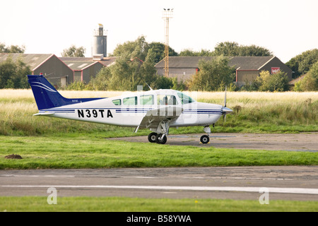 Il Faggio C24R Sierra 200 N39TA parcheggiato a Sandtoft Airfield Foto Stock