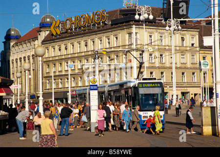 Pendolari e tram in Ban Jelacic Square Zagabria Croazia Europa Foto Stock