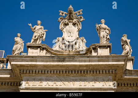 Statue in edificio in Piazza San Pietro e Piazza San Pietro e la Città del Vaticano, Roma, Italia Foto Stock