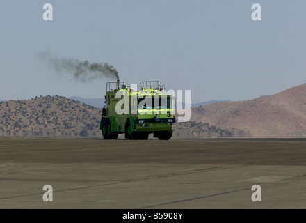 Aeroporto motore Fire offerta la guida nella posizione di riposo sulla pista Foto Stock