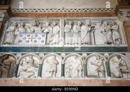 Statue intagliate sulla parete esterna, San Martino Duomo, Piazza San Martino, Lucca, Toscana, Italia Foto Stock