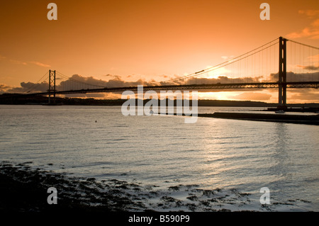 Autunno luce della sera sul Forth Road Bridge da North Queensferry Regione Fife Scozia UK Foto Stock