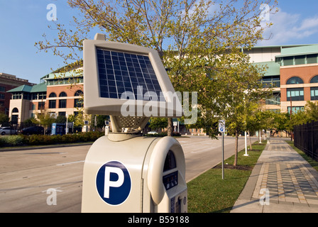 Del pannello Solare energia solare going green tecnologia solare Solare multi spazio parcheggio metro di Houston in Texas Foto Stock