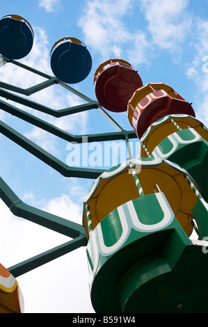 Parte di una ruota panoramica su una fiera del divertimento Foto Stock