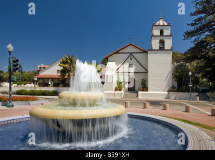 Fontana chiesa presso la missione di San Buenaventura a Ventura California USA Foto Stock