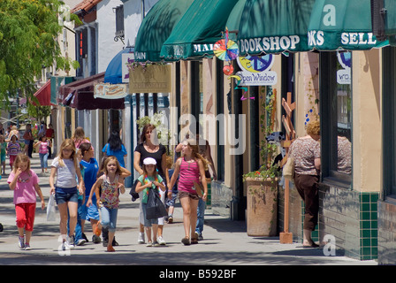 Un gruppo di giovani ragazze a Main Street Ventura California USA Foto Stock