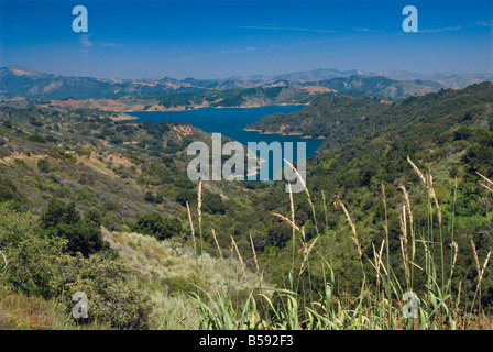 Lake Casitas visto dalla laguna Ridge nelle montagne di Santa Ynez vicino e Ventura Ojai California USA Foto Stock