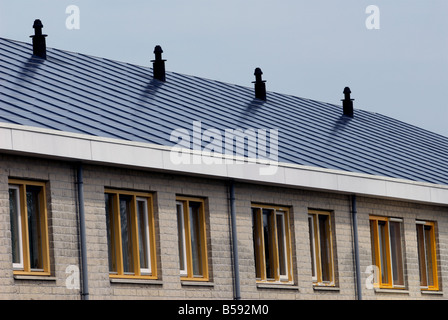 Guscio di pannelli solari montati su case sul più grande del mondo a energia solare alloggiamento station wagon, Nieuwland, Amersfoort, Paesi Bassi. Foto Stock