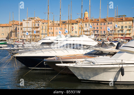 Barche a motore sono situati nel porto di Saint Tropez in Costa Azzurra / PROVENZA / Francia meridionale Foto Stock