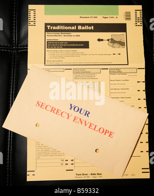 Absentee tradizionale carta scrutinio segreto e busta per il 2008 presidenziale elezione generale degli Stati Uniti d'America. Foto Stock