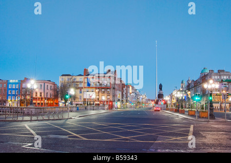 Alba di Dublino che si affaccia a nord su OConnell ponte verso la guglia Foto Stock