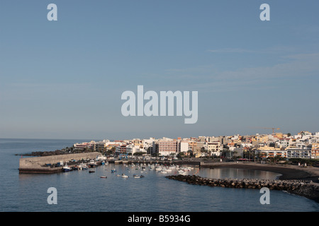 Vista su Playa San Juan porto la mattina presto Tenerife Canarie Spagna Foto Stock