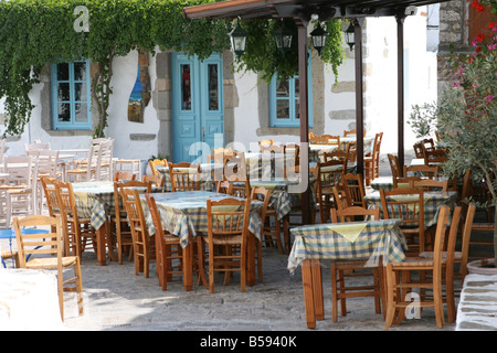 Tradizionale taverna greca reastaurant tavoli e sedie a PATMOS ISOLA DODECANNESO Grecia Foto Stock