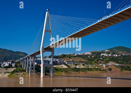 Sospensione ponte sopra il fiume Yangzi a Badong in tre gole area del fiume Yangzi Cina JMH3427 Foto Stock