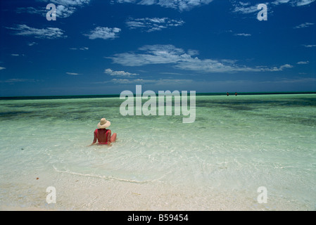 Donna in mare sulla spiaggia di Cayo Coco sull'isola di Cuba, West Indies, America Centrale Foto Stock