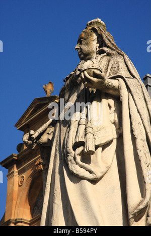 Statua della regina Victoria al di fuori di Leamington Spa Town Hall in parata in Royal Leamington Spa Warwickshire, Regno Unito Foto Stock