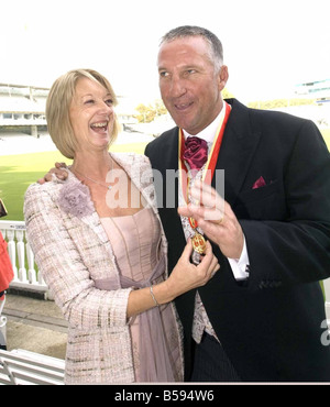 English cricket eroe Sir Ian Botham e Lady Botham a Lord oggi dopo la ricezione del suo cavalierato dalla regina a Buckingham Palace questa mattina Foto Stock