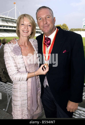 English cricket eroe Sir Ian Botham e Lady Botham a Lord oggi dopo la ricezione del suo cavalierato dalla regina a Buckingham Palace questa mattina Foto Stock