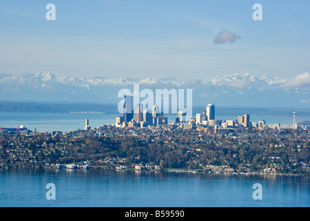 Foto aerea di Seattle con montagne olimpiche WA USA Foto Stock