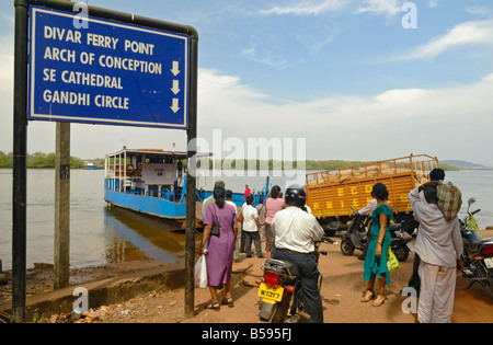 India, Goa, Old Goa. La popolazione locale di salire a bordo di un traghetto al porto sul fiume Mandovi. Foto Stock