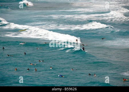 Persone per nuotare e fare surf in mare dalla spiaggia principale su North Stradbroke Island Queensland QLD Australia Foto Stock